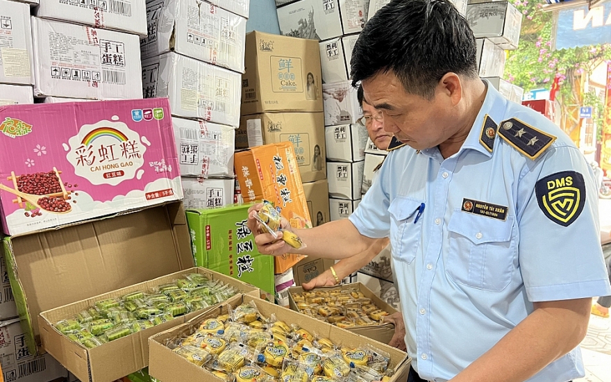 Thu mua 5.000 chiếc bánh trung thu trôi nổi về bán kiếm lời