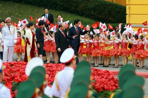 Thủ tướng Abe Shinzo (trái) và phu nhân cùng Thủ tướng Nguyễn Xuân Phúc và phu nhân trong lễ đón tại Phủ Chủ tịch ngày 16.1.2017 trong chuyến thăm chính thức của Thủ tướng Abe Shinzo từ 16-17.1. Ảnh: AFP.