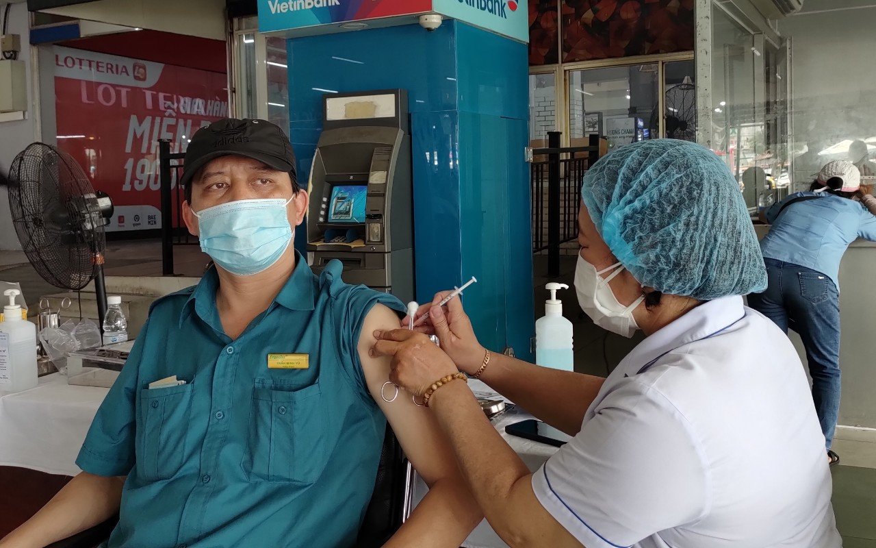 Người dân TP.HCM đi tiêm vaccine phòng COVID-19 tăng đột biến