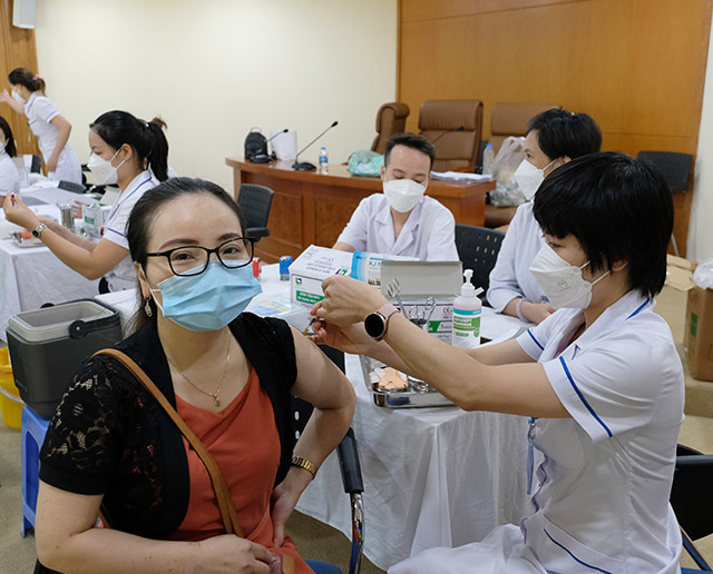 Giáo hội Phật giáo Việt Nam đề nghị Tăng Ni, Phật tử và tiếp tục tiêm vaccine COVID-19 mũi 3 và 4  - Ảnh 1.