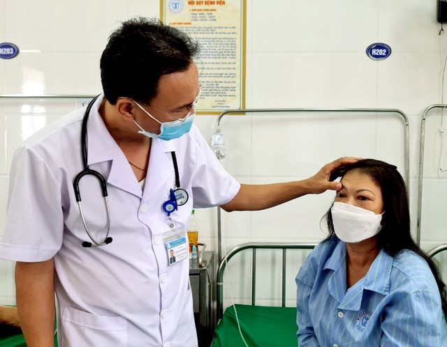 Bệnh viện Nội tiết Nghệ An điều trị hiệu quả bệnh lồi mắt sau Basedow - Ảnh 1.