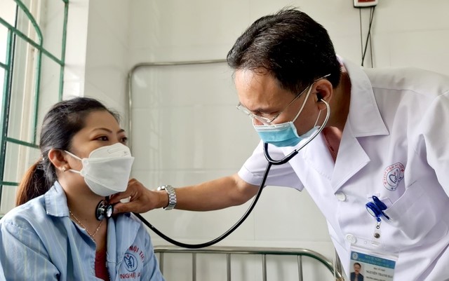 Bệnh viện Nội tiết Nghệ An điều trị hiệu quả bệnh lồi mắt sau Basedow - Ảnh 2.