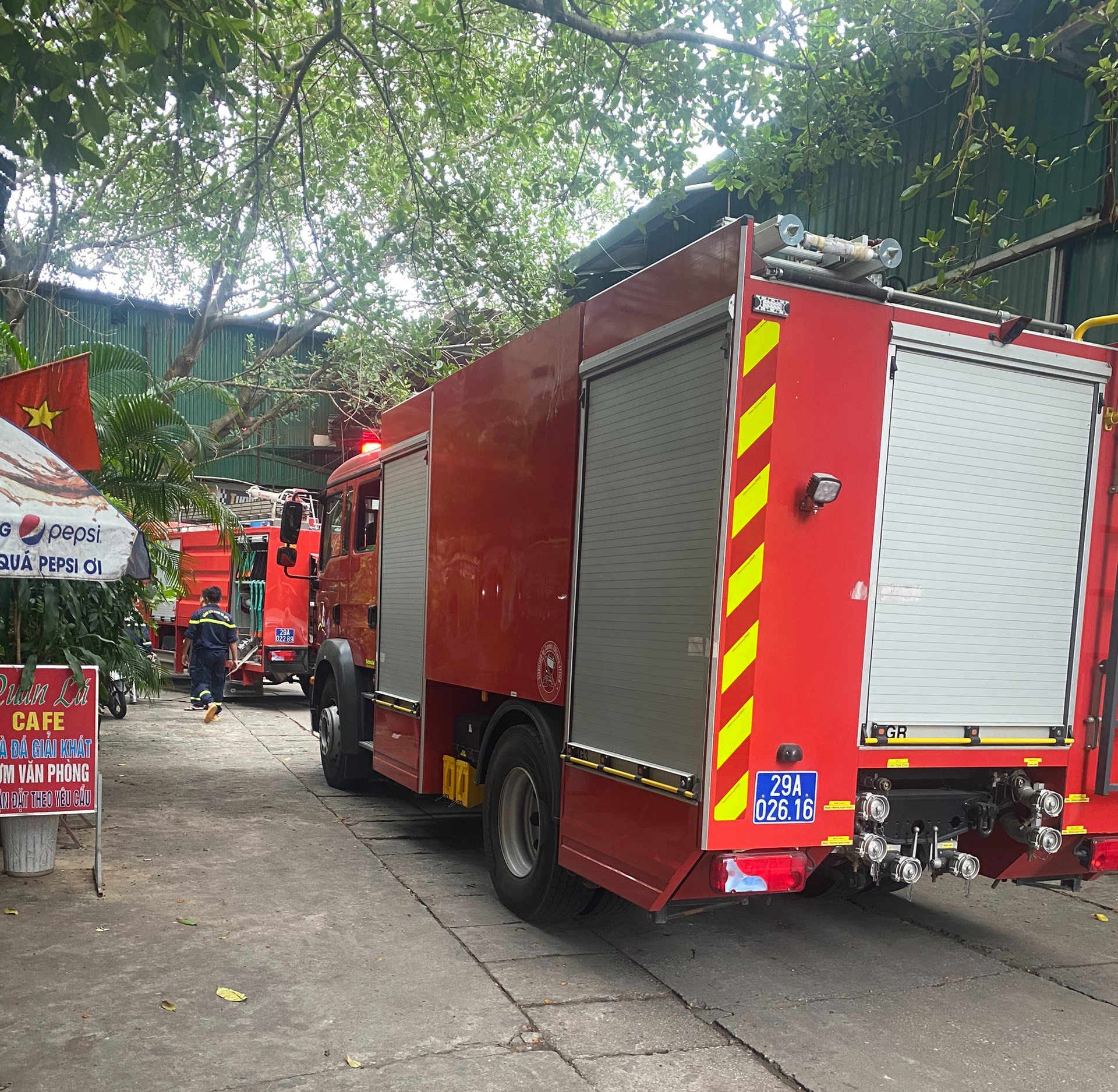 Cháy lớn tại xưởng trên đường Trường Chinh - Ảnh 3. Cháy lớn tại xưởng trên đường Trường Chinh - Ảnh 3.