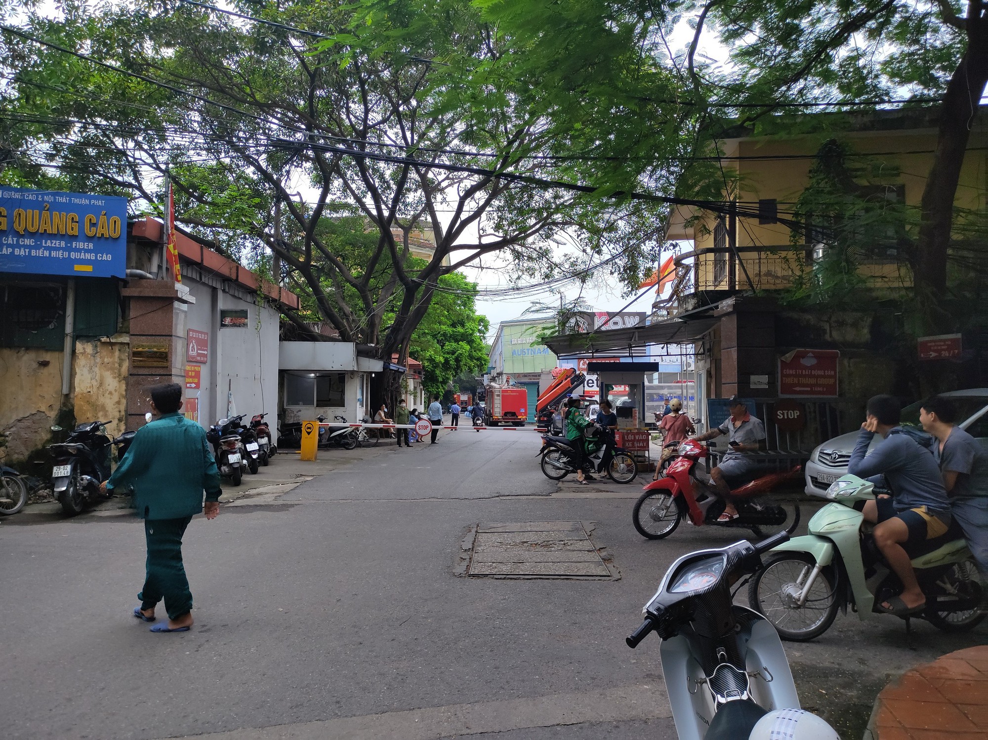 Cháy lớn tại xưởng trên đường Trường Chinh - Ảnh 2. Cháy lớn tại xưởng trên đường Trường Chinh - Ảnh 2.