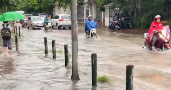 Chùm ảnh: Hà Nội "lụt từ ngã tư đường phố" 