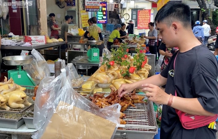 Chợ nhà giàu Hà Nội đỏ lửa suốt đêm nấu cỗ phục vụ khách dịp Rằm tháng 7 - Ảnh 8.