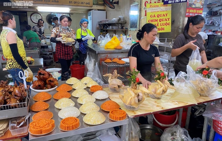 Chợ nhà giàu Hà Nội đỏ lửa suốt đêm nấu cỗ phục vụ khách dịp Rằm tháng 7 - Ảnh 4.
