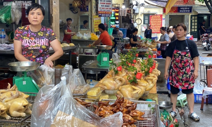 Chợ nhà giàu Hà Nội đỏ lửa suốt đêm nấu cỗ phục vụ khách dịp Rằm tháng 7 - Ảnh 2.