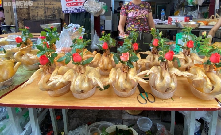 Chợ nhà giàu Hà Nội đỏ lửa suốt đêm nấu cỗ phục vụ khách dịp Rằm tháng 7 - Ảnh 3.