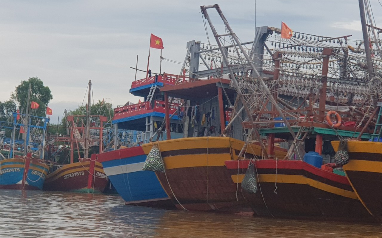 Tàu cá Quảng Bình về bờ hải sản đầy khoang, rác đầy túi để biển không bị ô nhiễm