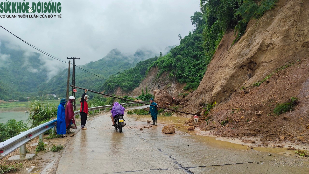 Tìm thấy thi thể thanh niên 17 tuổi bị lũ cuốn trôi trên sông Bôi - Ảnh 10.