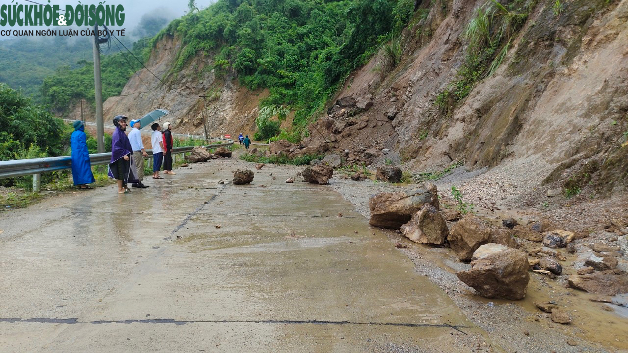 Tìm thấy thi thể thanh niên 17 tuổi bị lũ cuốn trôi trên sông Bôi - Ảnh 13.