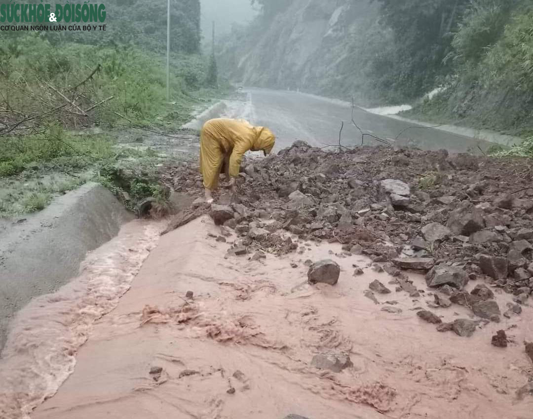 Tìm thấy thi thể thanh niên 17 tuổi bị lũ cuốn trôi trên sông Bôi - Ảnh 12.