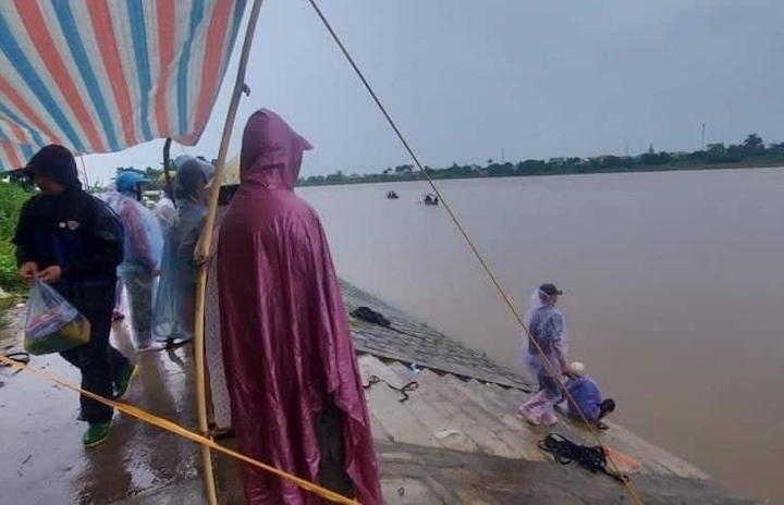 Xóm làng quyên góp kinh phí tìm kiếm người phụ nữ nhảy xuống sông Đào cứu con, cháu nhưng bất thành - Ảnh 4.