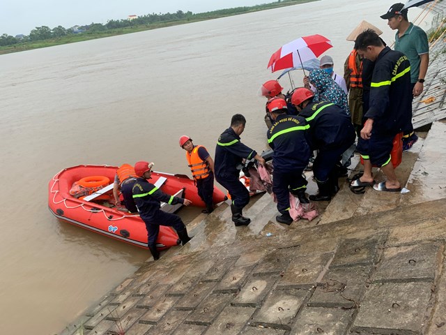 Xóm làng quyên góp kinh phí tìm kiếm người phụ nữ nhảy xuống sông Đào cứu con, cháu nhưng bất thành - Ảnh 2.