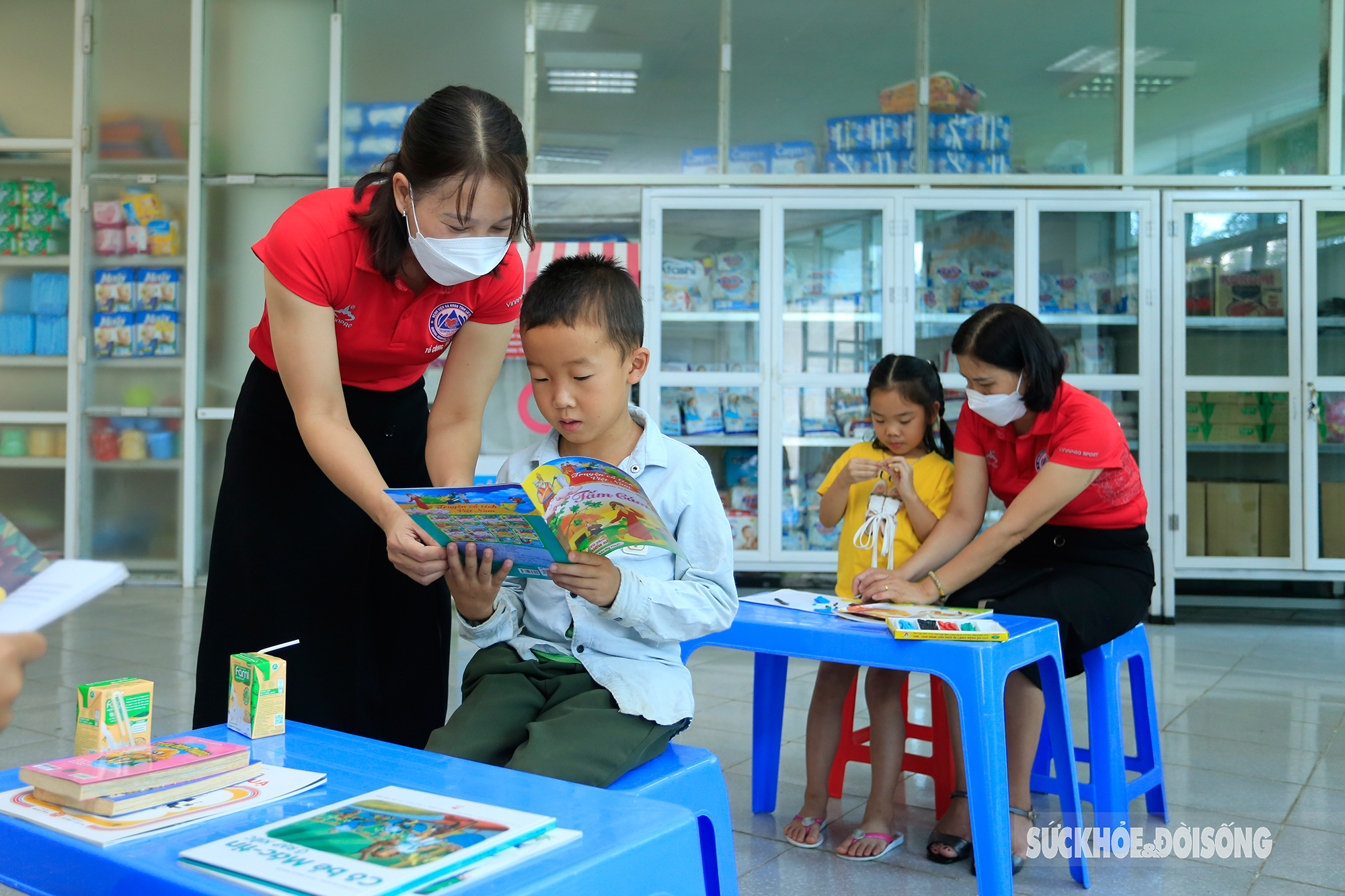 Cán bộ Y tế xây dựng "Tủ sách từ thiện" cho trẻ em vùng cao  - Ảnh 4.