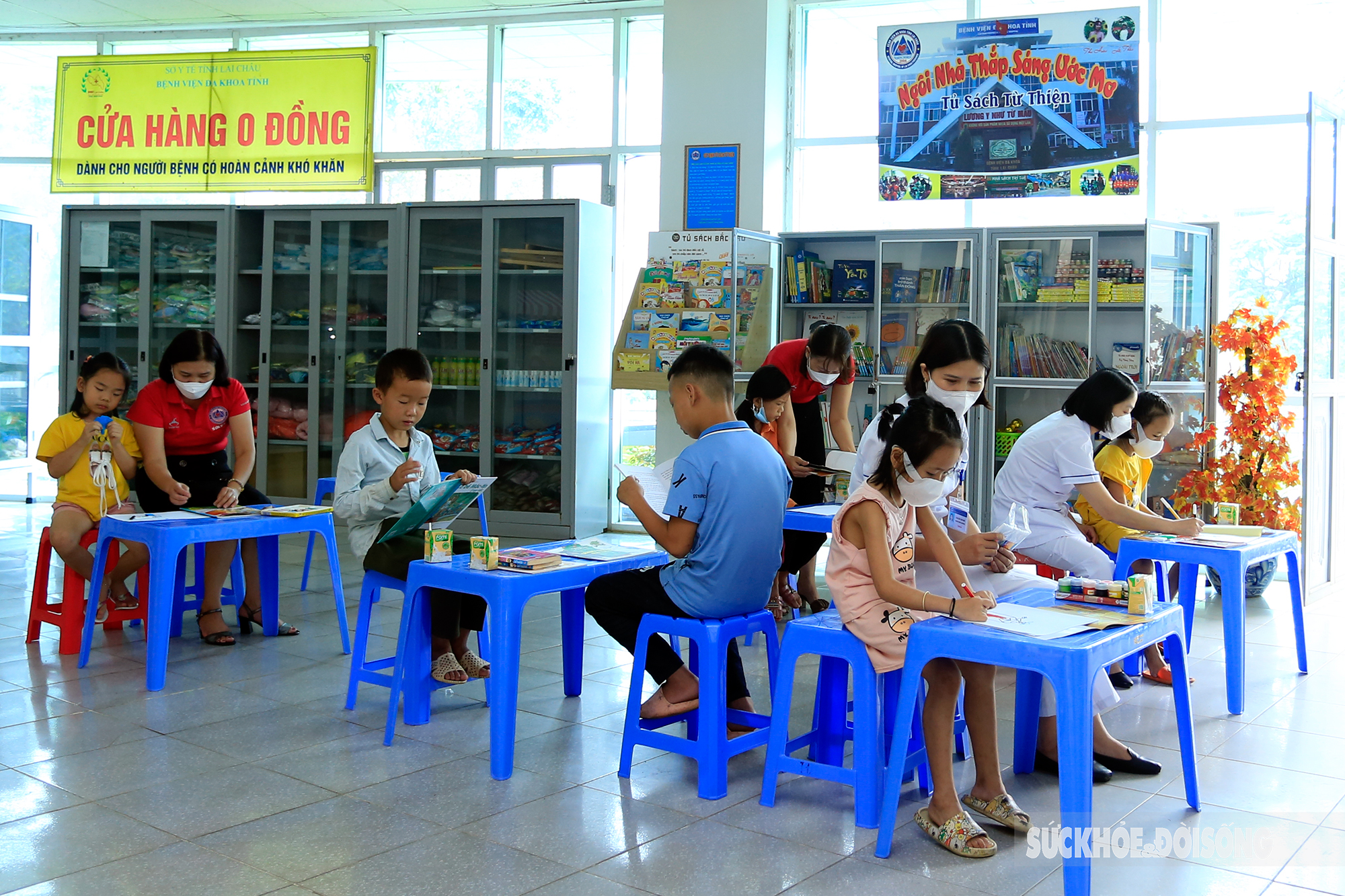 Cán bộ Y tế xây dựng "Tủ sách từ thiện" cho trẻ em vùng cao  - Ảnh 9.