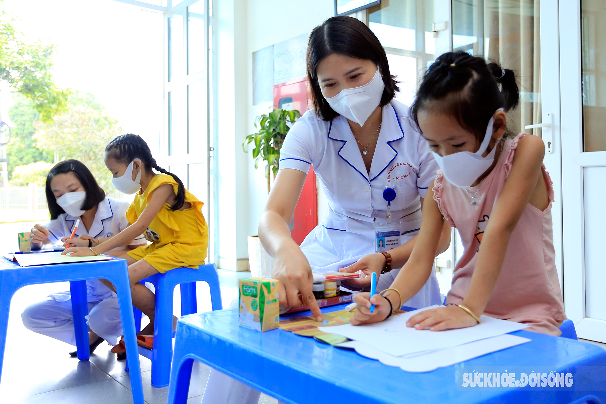 Cán bộ Y tế xây dựng "Tủ sách từ thiện" cho trẻ em vùng cao  - Ảnh 5.