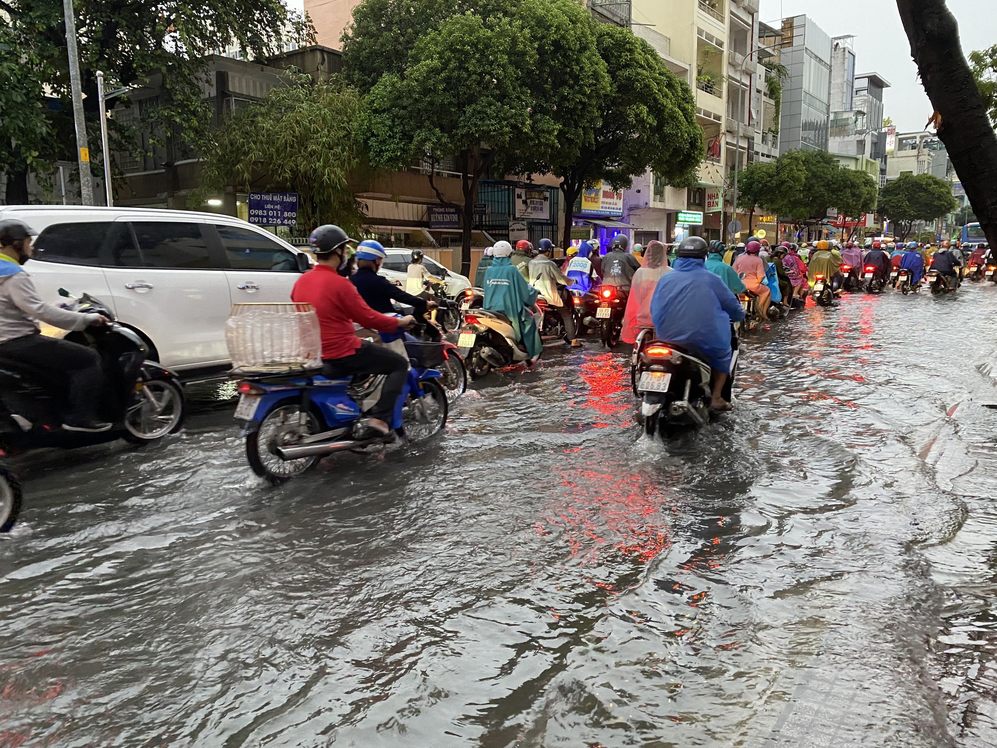 TP.HCM: Mưa lớn gây ngập nước khắp mọi nơi - Ảnh 3.