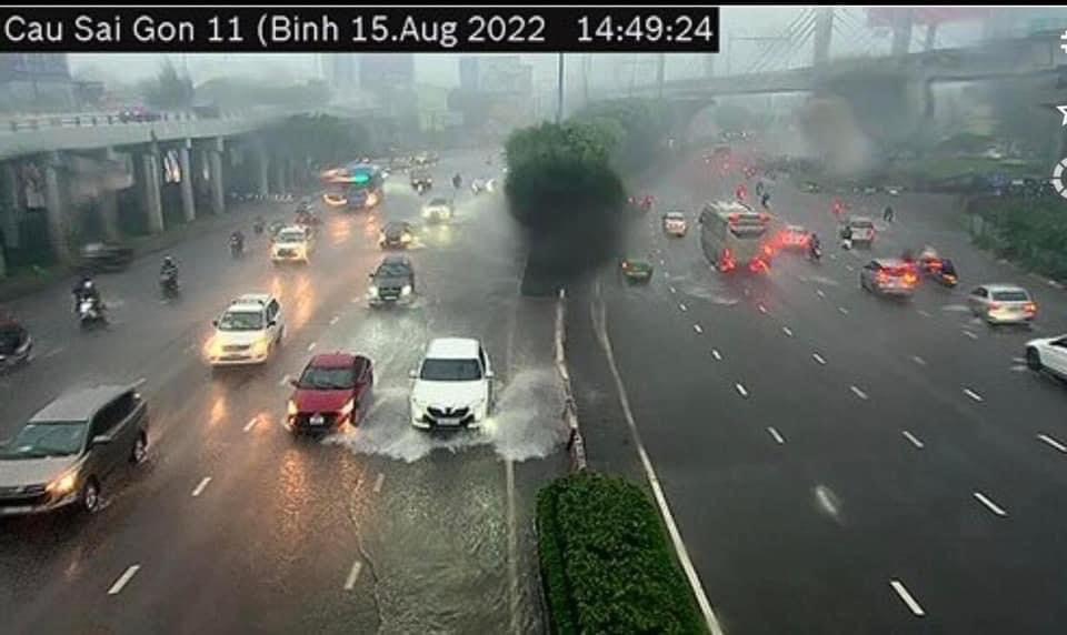 TP.HCM: Mưa lớn gây ngập nước khắp mọi nơi - Ảnh 1.