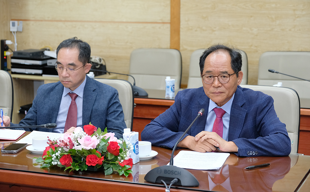 Quyền Bộ trưởng Bộ Y tế Đào Hồng Lan tiếp Đại sứ Hàn Quốc và Đại sứ Nhật Bản tại Việt Nam - Ảnh 2.