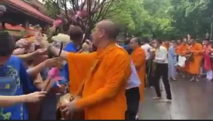 Quảng Ninh yêu cầu chùa Ba Vàng gỡ bỏ clip cúng dường nhận tiền; xử lý  nghiêm nữ hành khách đứng lên băng chuyền hành lý sân bay