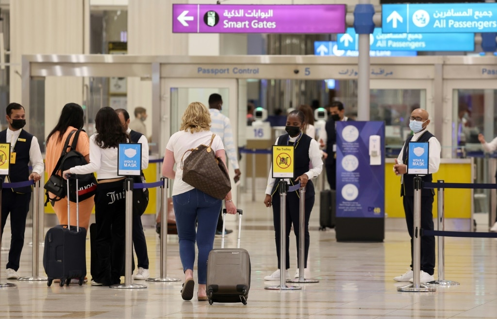Sân bay Dubai nhộn nhịp chuẩn bị cho sự kiện World Cup - Ảnh 1.