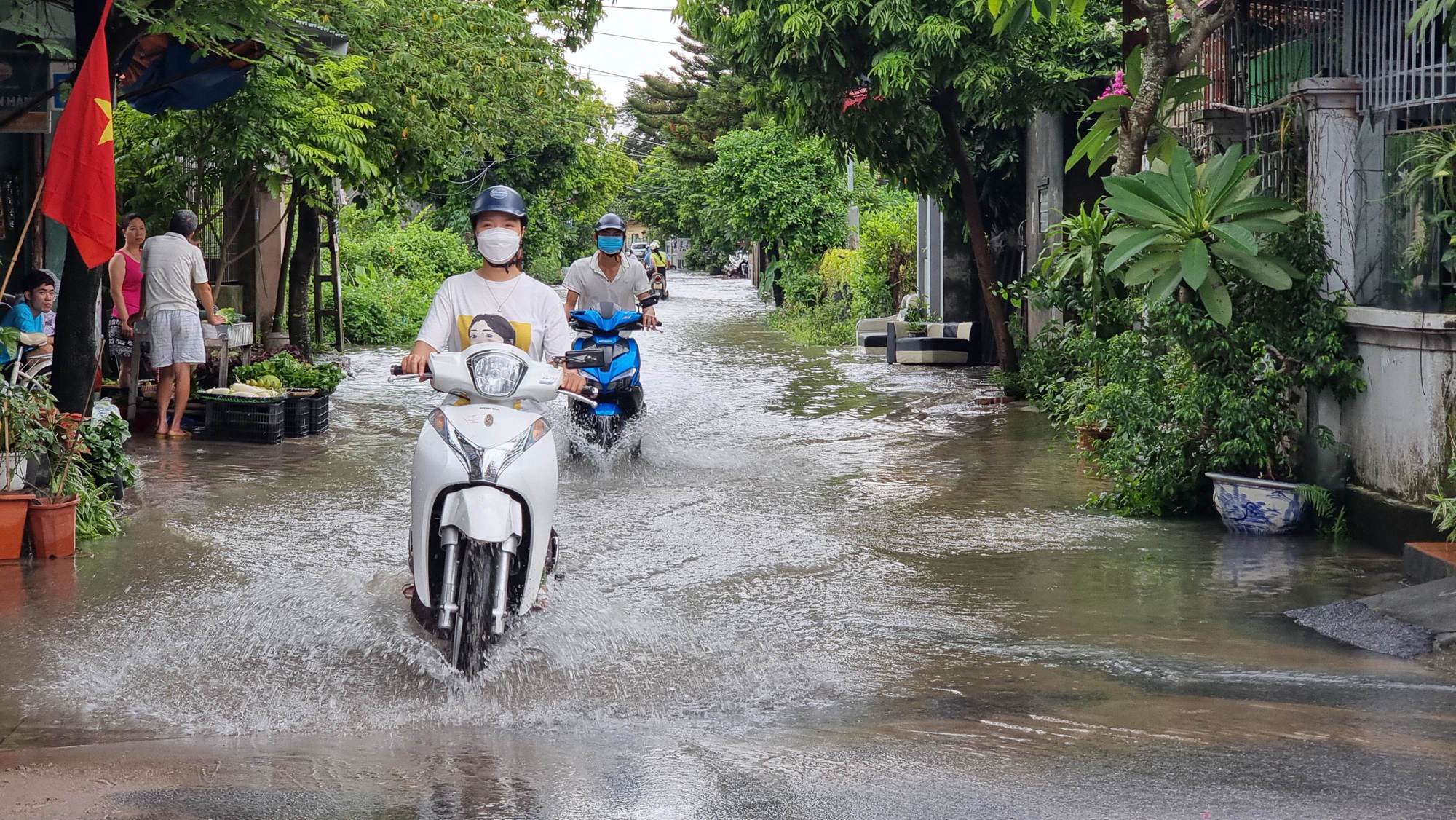 Cận cảnh người Hải Phòng, Quảng Ninh, Hải Dương vật lộn với ngập lụt  - Ảnh 24.