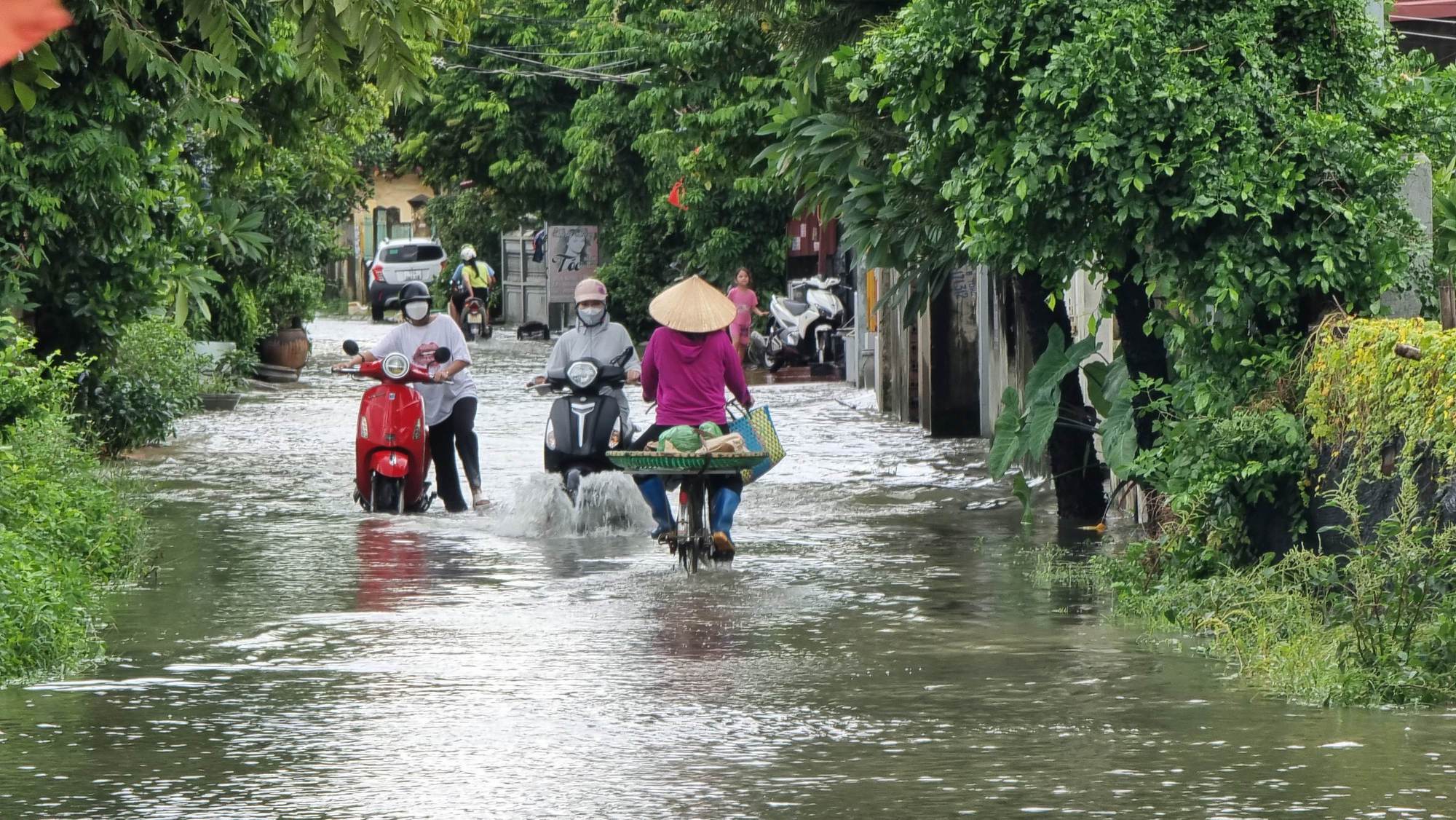 Cận cảnh người Hải Phòng, Quảng Ninh, Hải Dương vật lộn với ngập lụt  - Ảnh 6.