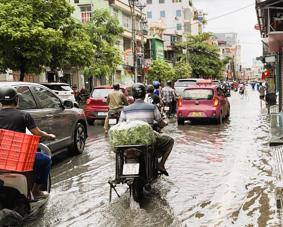 Cận cảnh người Hải Phòng, Quảng Ninh, Hải Dương vật lộn với ngập lụt  - Ảnh 15.