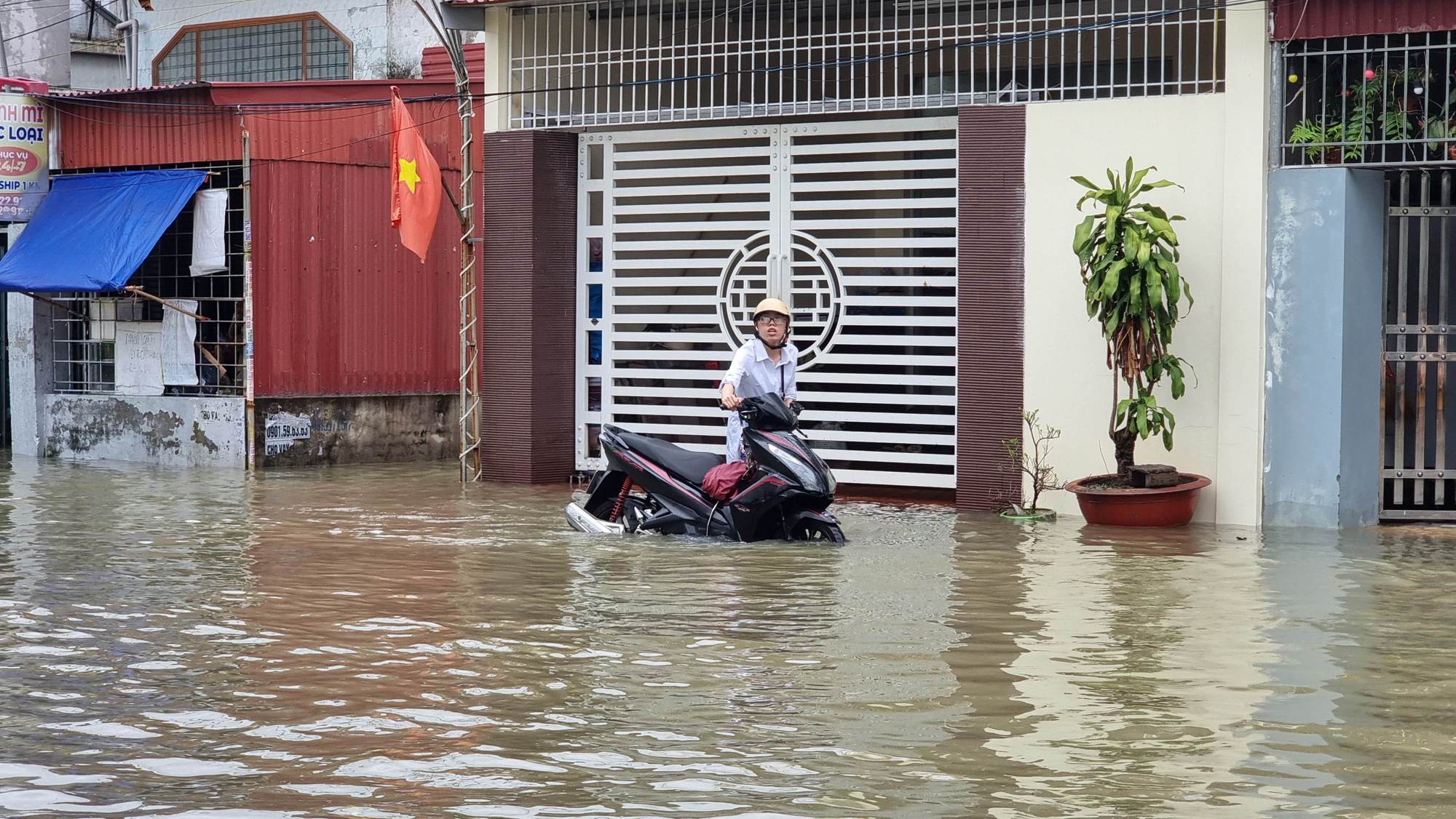 Cận cảnh người Hải Phòng, Quảng Ninh, Hải Dương vật lộn với ngập lụt  - Ảnh 7.