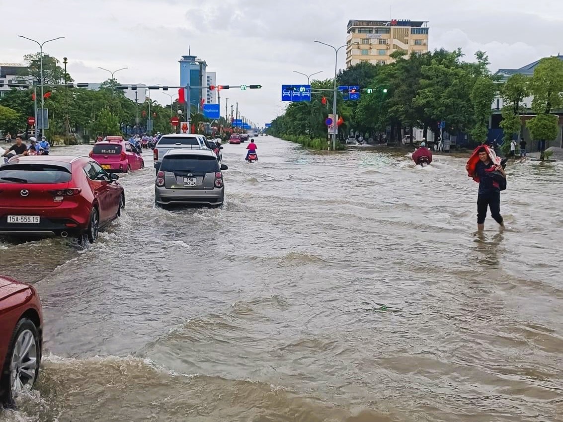 Cận cảnh người Hải Phòng, Quảng Ninh, Hải Dương vật lộn với ngập lụt  - Ảnh 2.