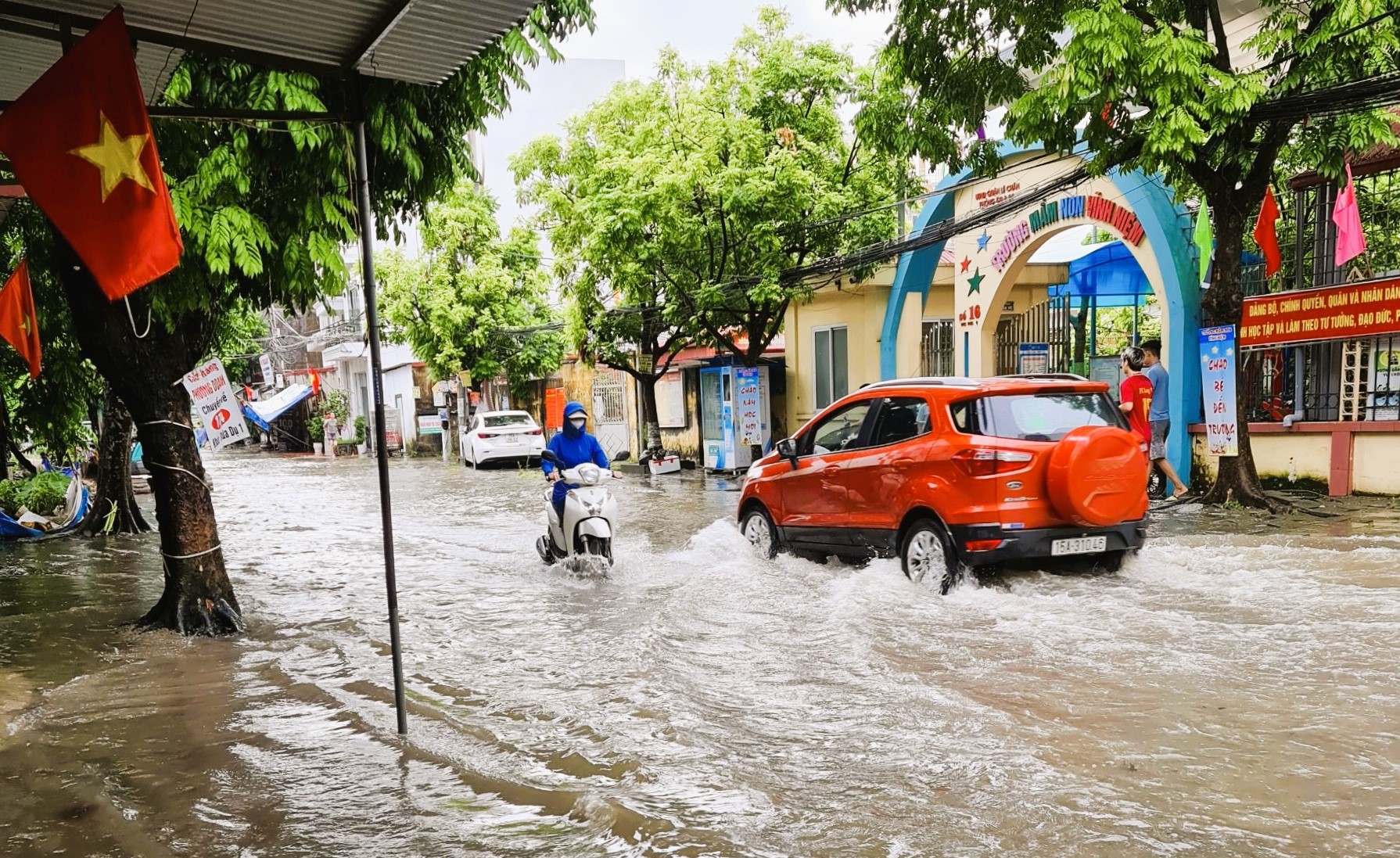Cận cảnh người Hải Phòng, Quảng Ninh, Hải Dương vật lộn với ngập lụt  - Ảnh 12.
