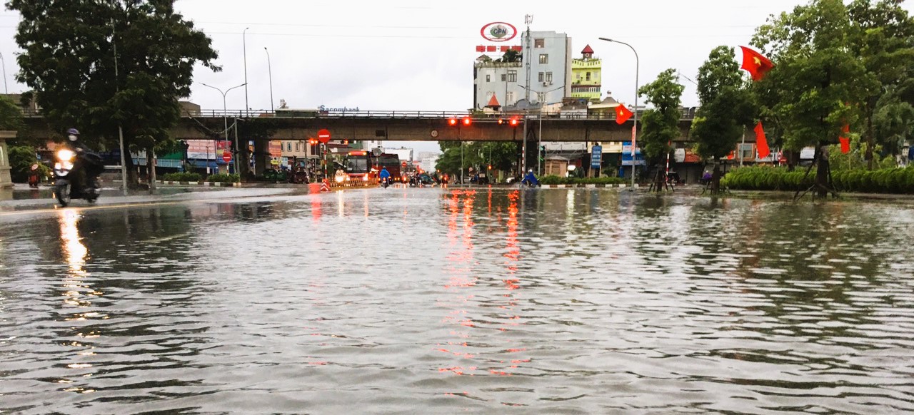 Cận cảnh người Hải Phòng, Quảng Ninh, Hải Dương vật lộn với ngập lụt  - Ảnh 4.