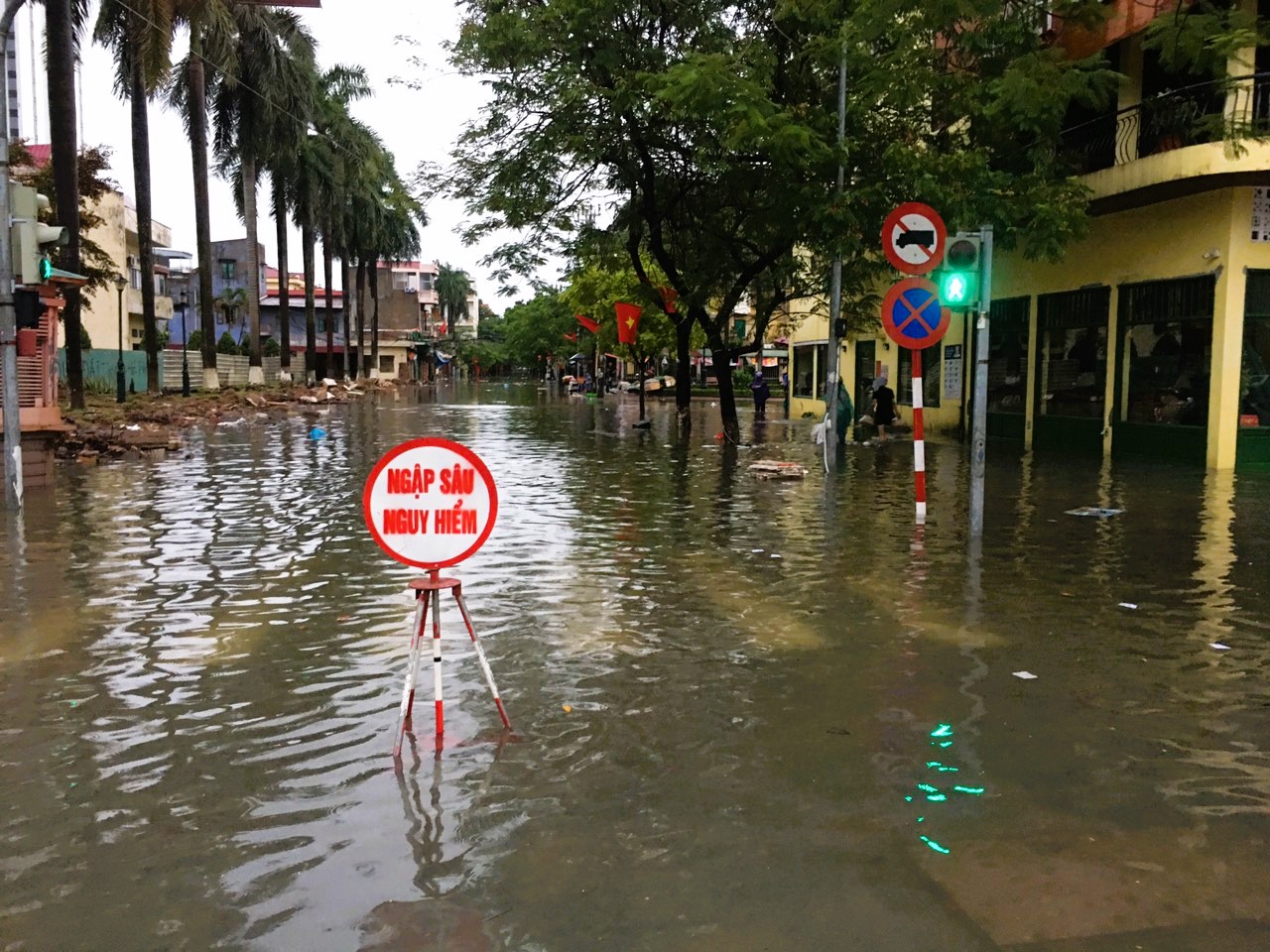 Cận cảnh người Hải Phòng, Quảng Ninh, Hải Dương vật lộn với ngập lụt  - Ảnh 3.