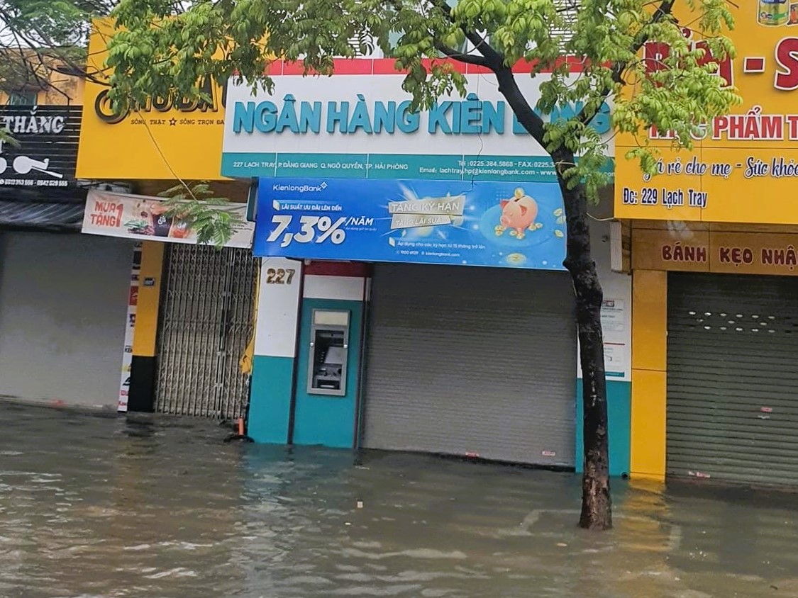 Cận cảnh người Hải Phòng, Quảng Ninh, Hải Dương vật lộn với ngập lụt  - Ảnh 5.