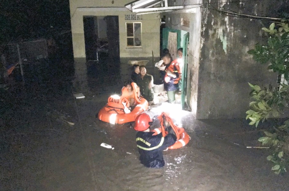 Cận cảnh người Hải Phòng, Quảng Ninh, Hải Dương vật lộn với ngập lụt  - Ảnh 26.