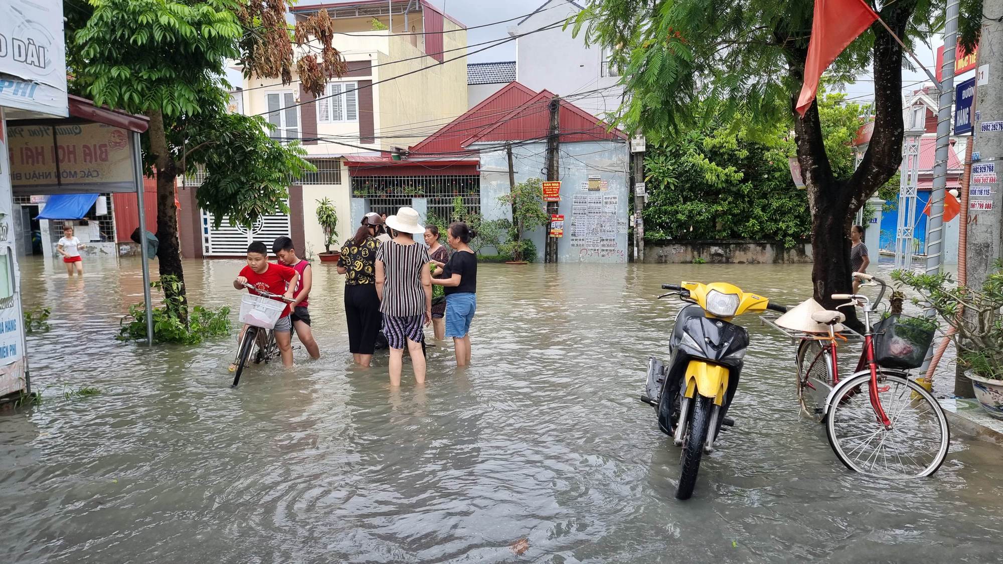 Cận cảnh người Hải Phòng, Quảng Ninh, Hải Dương vật lộn với ngập lụt  - Ảnh 18.