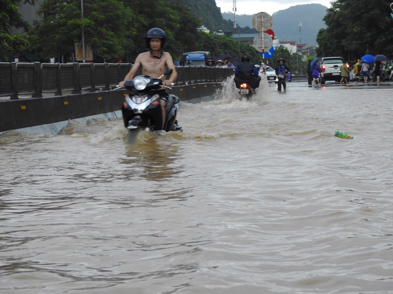 Cận cảnh người Hải Phòng, Quảng Ninh, Hải Dương vật lộn với ngập lụt  - Ảnh 31.