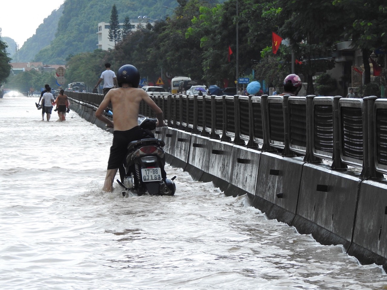 Cận cảnh người Hải Phòng, Quảng Ninh, Hải Dương vật lộn với ngập lụt  - Ảnh 33.