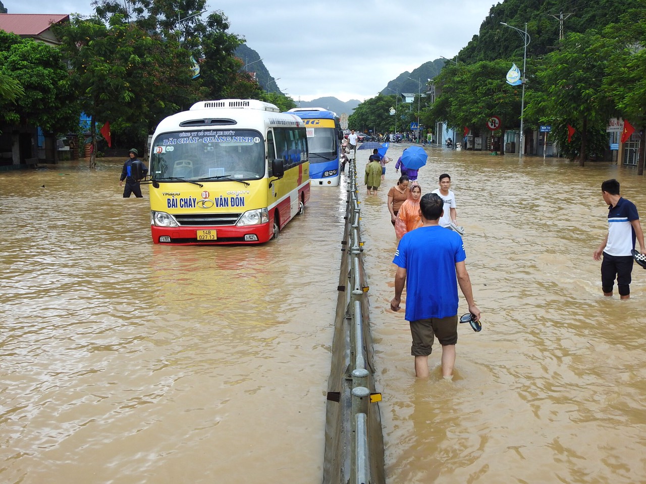 Cận cảnh người Hải Phòng, Quảng Ninh, Hải Dương vật lộn với ngập lụt  - Ảnh 38.