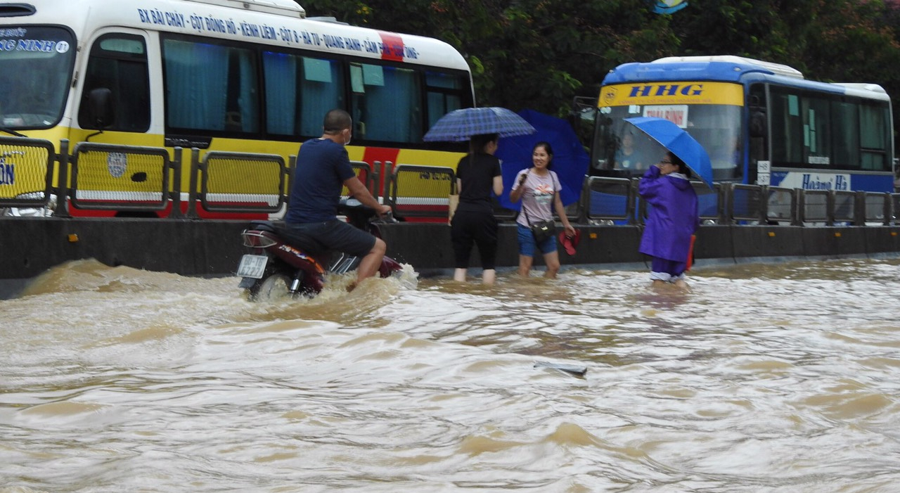 Cận cảnh người Hải Phòng, Quảng Ninh, Hải Dương vật lộn với ngập lụt  - Ảnh 39.