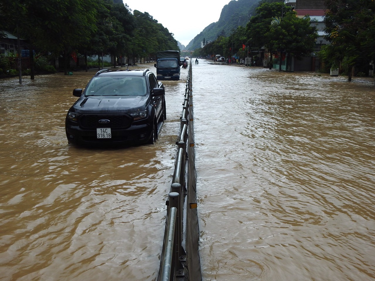 Cận cảnh người Hải Phòng, Quảng Ninh, Hải Dương vật lộn với ngập lụt  - Ảnh 41.