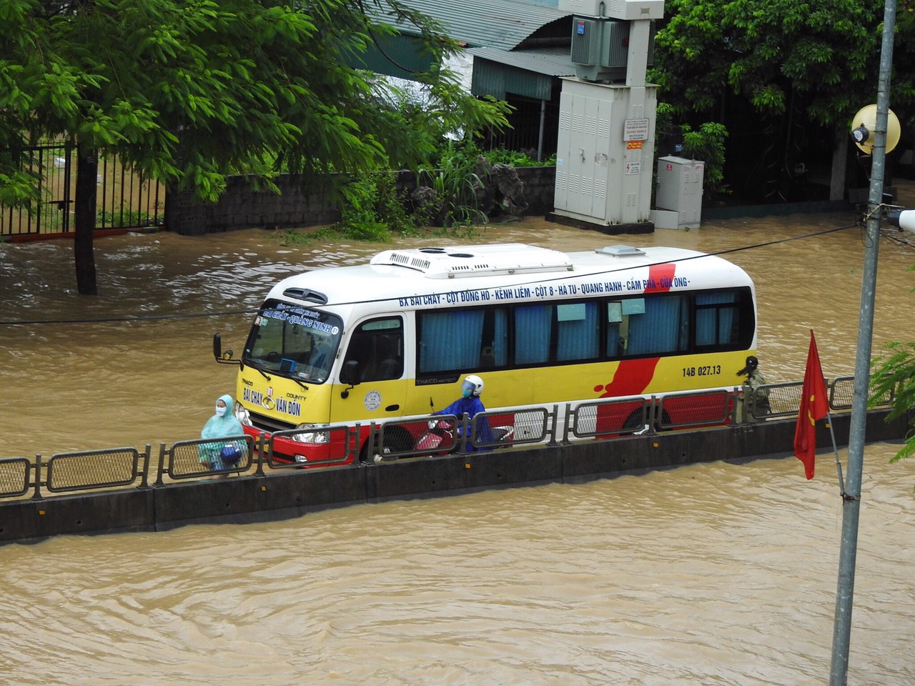 Cận cảnh người Hải Phòng, Quảng Ninh, Hải Dương vật lộn với ngập lụt  - Ảnh 43.