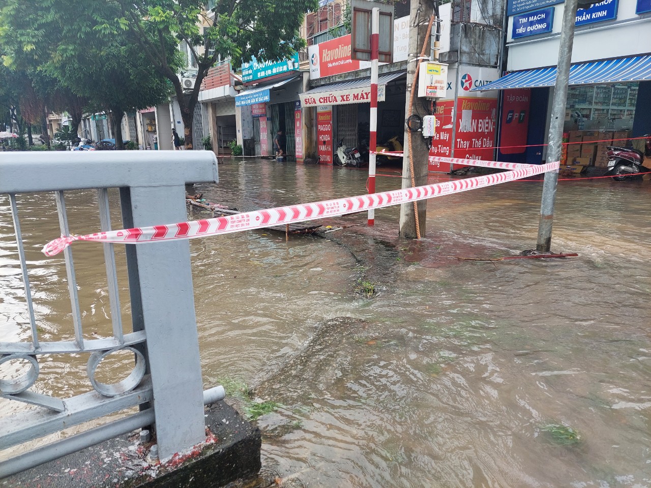 Cận cảnh người Hải Phòng, Quảng Ninh, Hải Dương vật lộn với ngập lụt  - Ảnh 44.