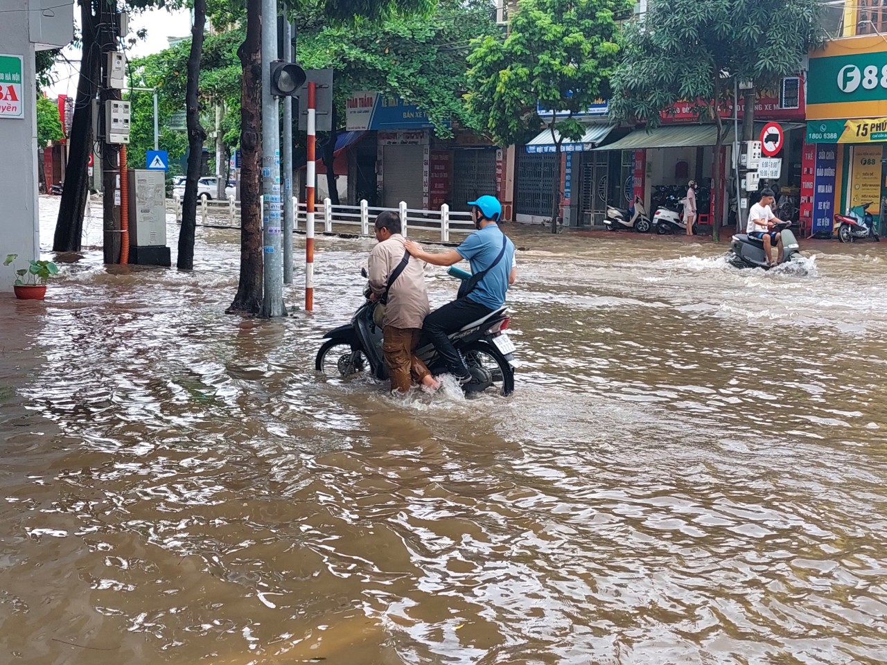 Cận cảnh người Hải Phòng, Quảng Ninh, Hải Dương vật lộn với ngập lụt  - Ảnh 45.