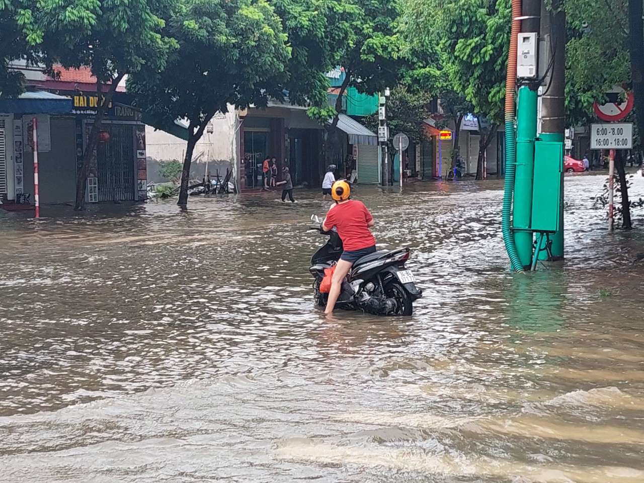 Cận cảnh người Hải Phòng, Quảng Ninh, Hải Dương vật lộn với ngập lụt  - Ảnh 46.