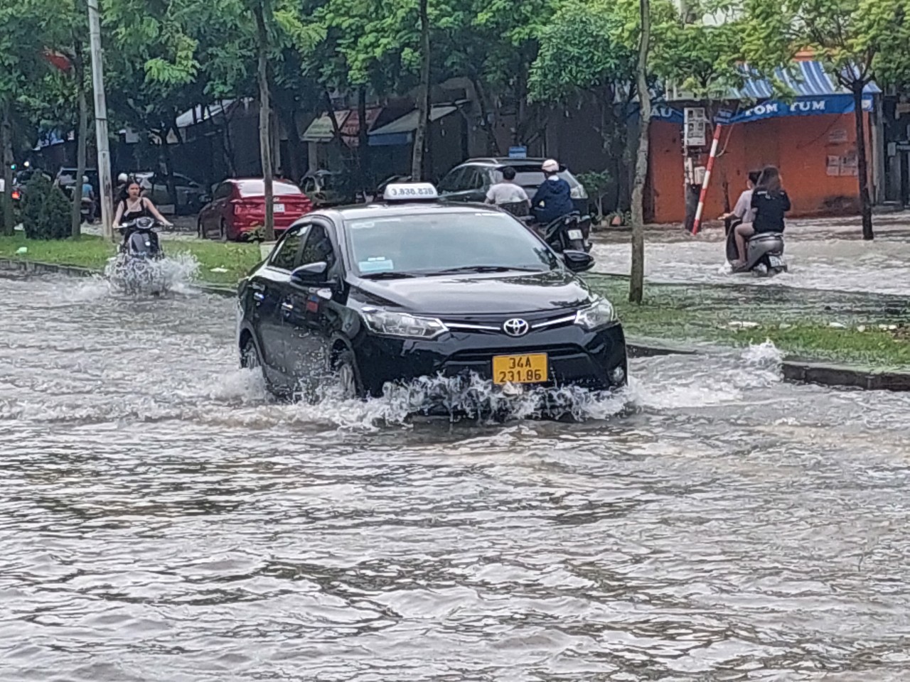 Cận cảnh người Hải Phòng, Quảng Ninh, Hải Dương vật lộn với ngập lụt  - Ảnh 47.
