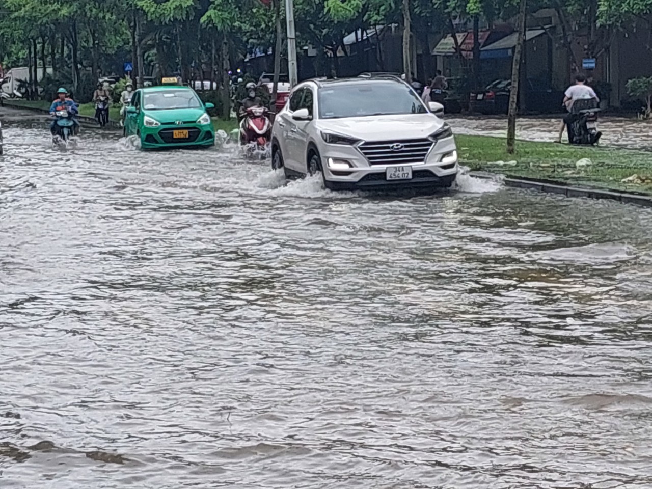 Cận cảnh người Hải Phòng, Quảng Ninh, Hải Dương vật lộn với ngập lụt  - Ảnh 49.