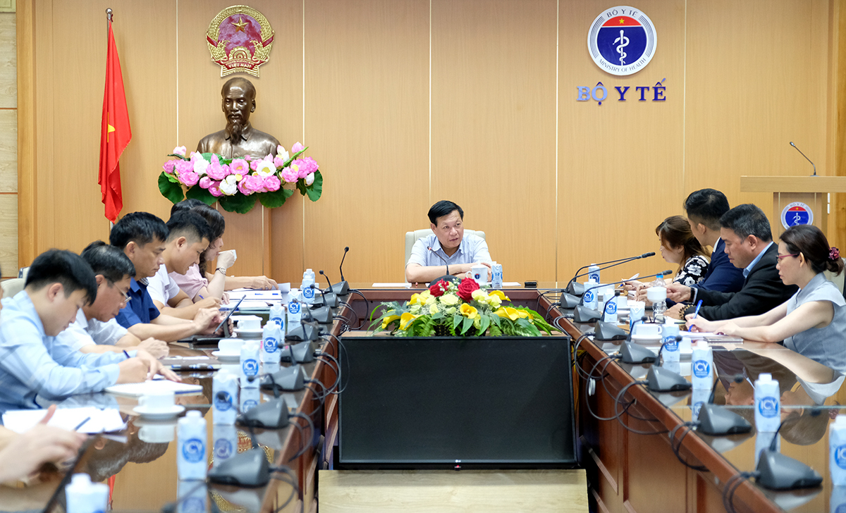 Thứ trưởng Bộ Y tế tiếp Tổng Giám đốc Công ty Pfizer Việt Nam - Ảnh 1.